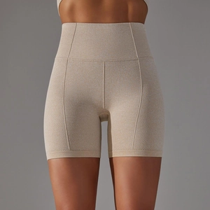Dettaglio dei pantaloncini yoga senza cuciture a vita alta con trama a nido d'ape