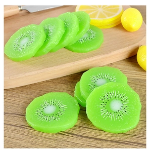 Vue détaillée de tranches de kiwi en PVC réalistes sur une planche à découper en bois