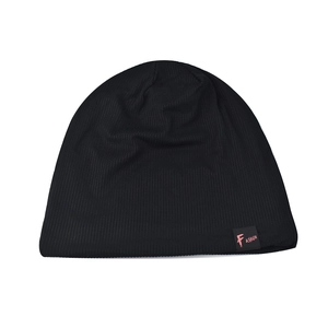 Détail du bonnet en maille côtelée noire avec écusson fashion et texture douce