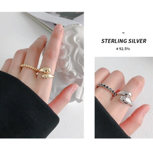 Dettaglio di anelli a goccia d'acqua in argento sterling S925 in oro e argento