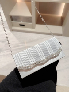 Elegante bolso de fiesta en satén plateado plisado con cristales y cadena fina