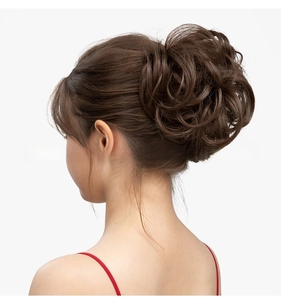 Gros plan du chignon synthétique décoiffé en brun foncé avec boucles texturées