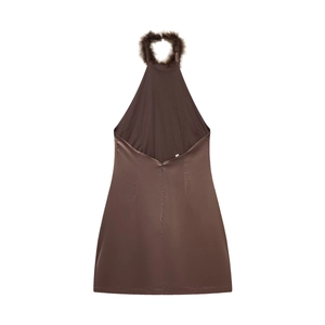 Robe dos nu marron en satin avec bordure en fourrure synthétique pour un style chic