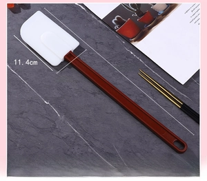 Detail of a 40.5cm heat-resistant silicone baking spatula with red handle and dimensions