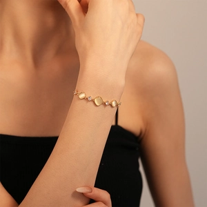 Détail du bracelet réglable en or avec pierres œil-de-chat et oxydes de zirconium