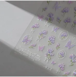 Détails macro de stickers ongles M-922 avec papillons holographiques violets et motifs floraux