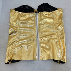 Vue détaillée du bustier doré métallique avec fermeture éclair et texture simili cuir