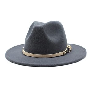 Détail d'un chapeau fedora en laine gris foncé avec bandeau en cuir beige et boucle dorée