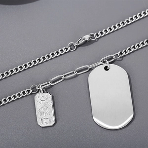 Collier double épaisseur en acier titane argenté avec pendentif rectangulaire lune et étoiles