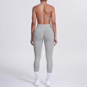 Vista posteriore del set yoga grigio con leggings a vita alta e reggiseno scoperto
