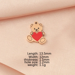 Detailed view of a golden teddy bear pendant with size and weight specifications