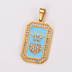 Macro del ciondolo tarocchi in oro 18K con smalto azzurro, motivi corona e cuore