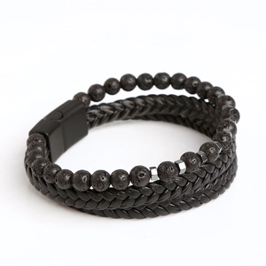 Dettaglio di un bracciale multistrato da uomo con pietre laviche e pelle intrecciata