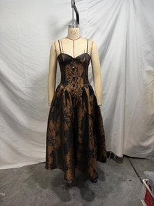 Détail du bustier jacquard avec boutons et fines bretelles sur la robe longue fleurie