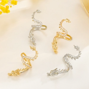 Drachenförmige Ohrklemme mit glitzernden Diamanten in Gold- und Silberausführung