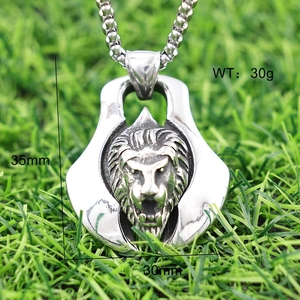 Macro shot of silver viking lion head pendant with size specs 35mm by 30mm and 30g weight