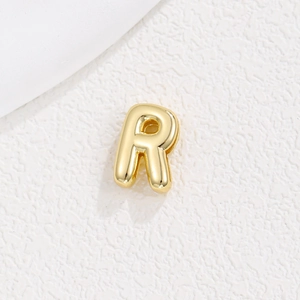 Makro-Detail von 18K Gold Bubble-Buchstabe R Anhänger mit Hochglanz-Oberfläche
