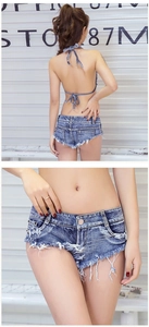Details von hellblauen Denim-Mikro-Shorts mit Fransen und rückenfreiem Halter-Top-Set