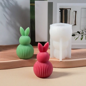 Dettaglio stampo in silicone a forma di coniglio a righe per candele fai-da-te