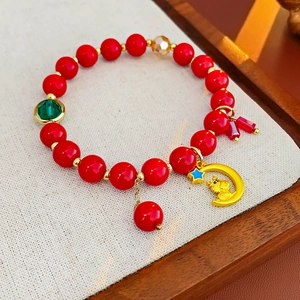 Vue détaillée du bracelet dragon chinois avec perles rouges et pendentif de lune