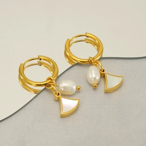 Élégantes boucles d'oreilles créoles dorées avec perles blanches et pendentifs en nacre