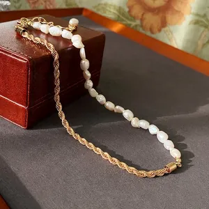Collier en perles d'eau douce baroques et chaîne torsadée dorée au reflet naturel