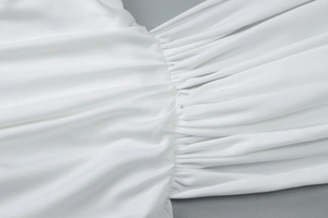 Vue macro de la texture du tissu blanc plissé et détails de couture du débardeur d'été