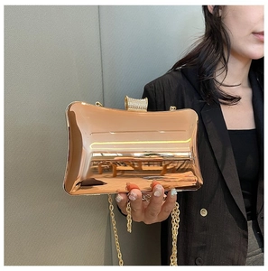 Detail der roségoldenen Spiegel-Box-Tasche mit diamantbesetztem zylindrischem Verschluss