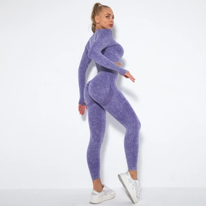 Detailsicht des nahtlosen Yoga-Sets mit High-Waist-Leggings und bauchfreiem Oberteil