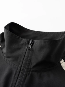 Herrenjacke mit Stehkragen in Schwarz und Weiß mit Metallreißverschluss und Struktur