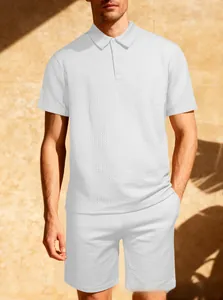 Dettaglio macro della trama in tessuto waffle bianco sul set polo e pantaloncini uomo