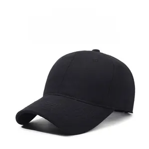 Detailansicht einer klassischen schwarzen Baumwoll-Baseballkappe mit verstärkten Nähten