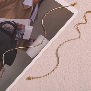 Detail der goldenen Tenniskette mit 2mm Zirkonia und verstellbarem Karabinerverschluss