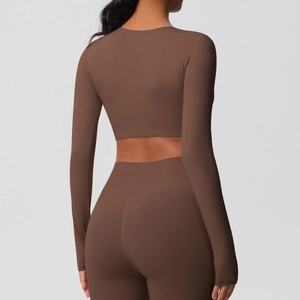 Détail du tissu technique marron mocha et des coutures ergonomiques au dos du haut