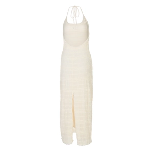 Vue détaillée du col licou noué et du tissu plissé texturé sur la robe blanche
