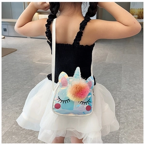 Borsa termica unicorno arcobaleno vista posteriore indossata da una modella bambina