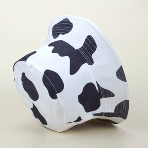 Détail d'un chapeau bob à motif vache réversible avec coutures soignées et tissu toile