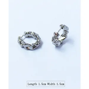 Boucles d'oreilles créoles argentées texture lave et design martelé de 1,5 cm