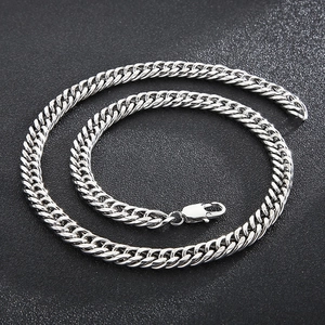 Gros plan d'un collier chaîne gourmette en acier titane argenté avec fermoir mousqueton robuste