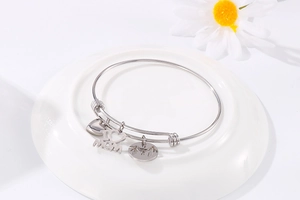 Silver adjustable stainless steel MOM bracelet with engraved heart charms and family pendant