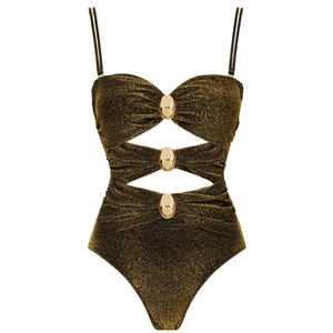 Détail du maillot de bain bronze métallique avec découpes en losange et boucles dorées