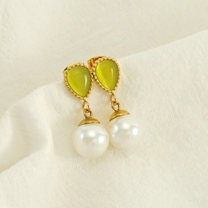 Boucles d'oreilles vintage françaises avec pierre œil de chat verte et perles blanches