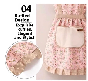 Détail du tablier floral rose avec motifs marguerites et bordures en dentelle raffinée
