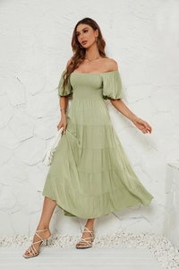 Détail de la robe vert sauge à épaules dénudées avec manches bouffantes et bustier froncé