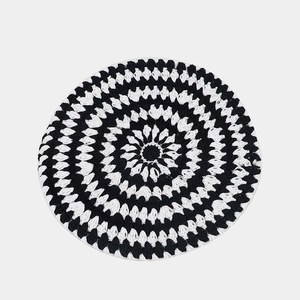 Gros plan du motif au crochet d'un béret vintage ajouré avec tricotage noir et blanc
