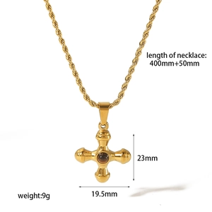 Détail du pendentif croix dorée avec pierre brune et dimensions de la chaîne corde