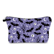 Nahaufnahme eines lila Halloween-Beutels mit Fledermaus-, Totenkopf- und Sternprint