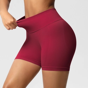Gros plan du short de yoga sans couture taille haute bordeaux à haute élasticité