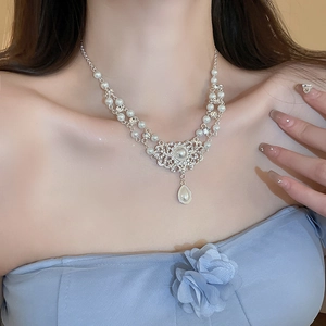 Gros plan sur collier baroque en argent avec perle goutte et cristaux scintillants