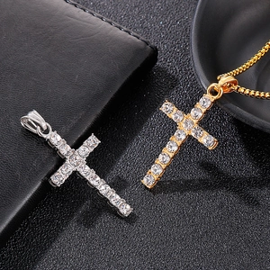 Détails des pendentifs croix 18K argent et or sertis de diamants brillants sur cuir